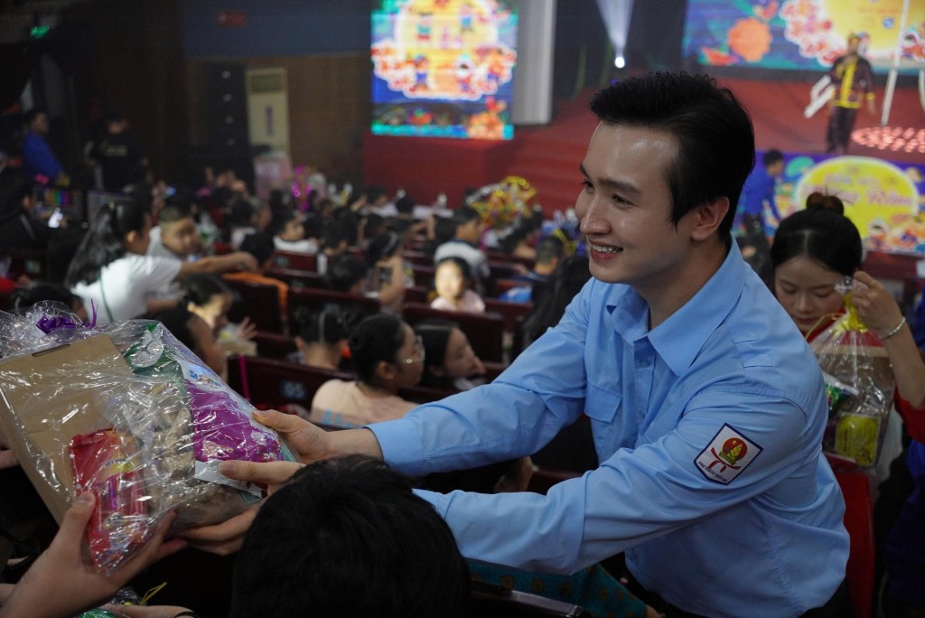 Đồng chí Đào Đức Việt – Phó Bí thư Thành đoàn Hà Nội (áo xanh) ân cần trao quà cho thiếu nhi tại chương trình “Đêm hội trăng rằm” 2025