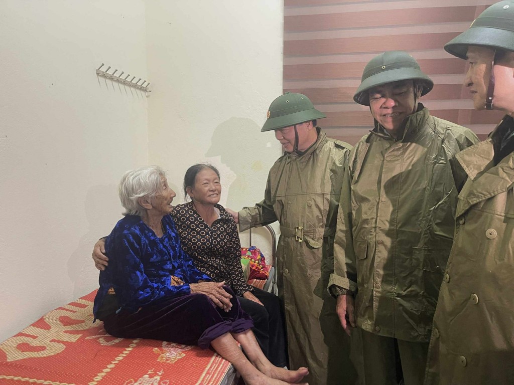 Phó Thủ tướng Trần Hồng Hà trò chuyện, động viên người dân tại điểm tránh trú bão của phường Sông Trí, tỉnh Hà Tĩnh - Ảnh: VGP/Minh Khôi