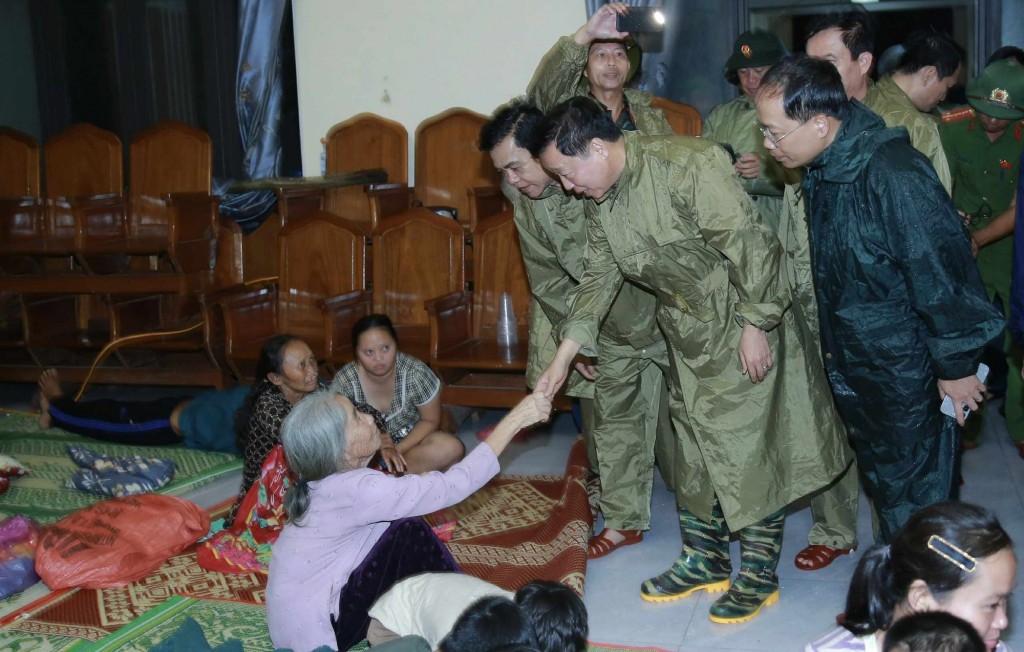 Phó Thủ tướng trò chuyện, động viên người dân tại điểm tránh trú bão của phường Sông Trí, tỉnh Hà Tĩnh - Ảnh: VGP/Minh Khôi