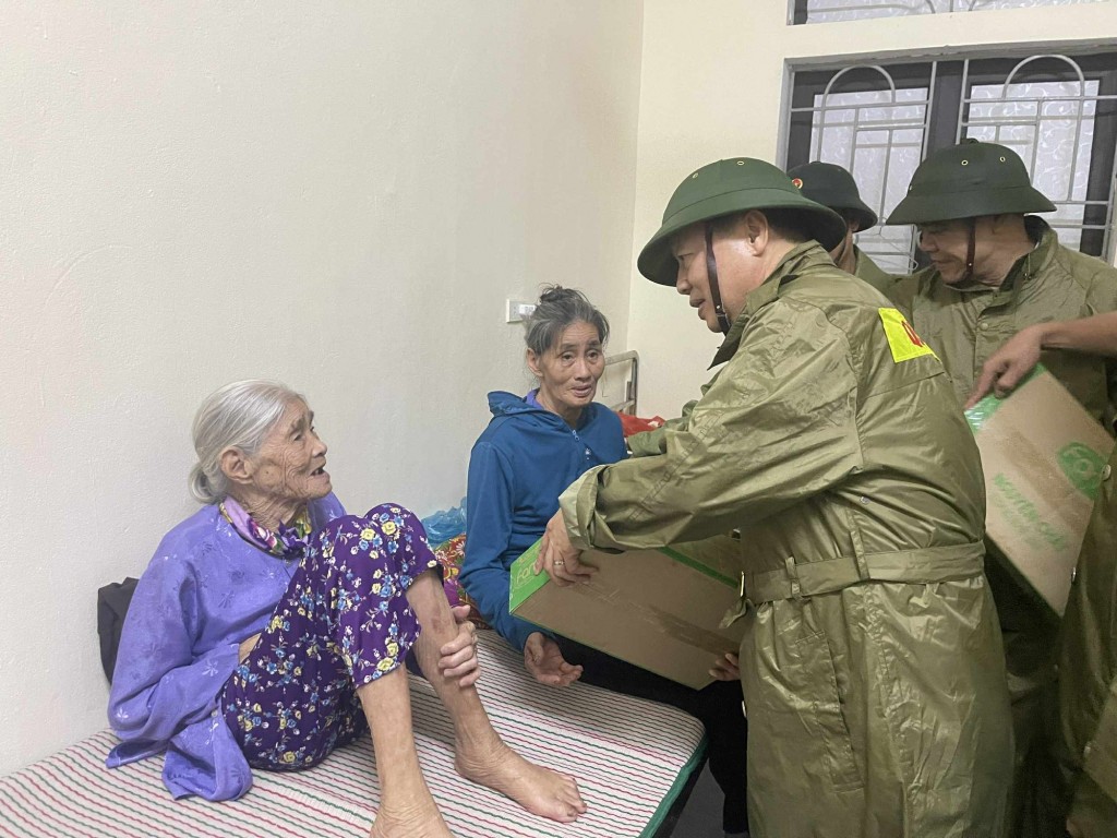 Phó Thủ tướng tặng quà người dân tại điểm tránh trú bão của phường Sông Trí - Ảnh: VGP/Minh Khôi