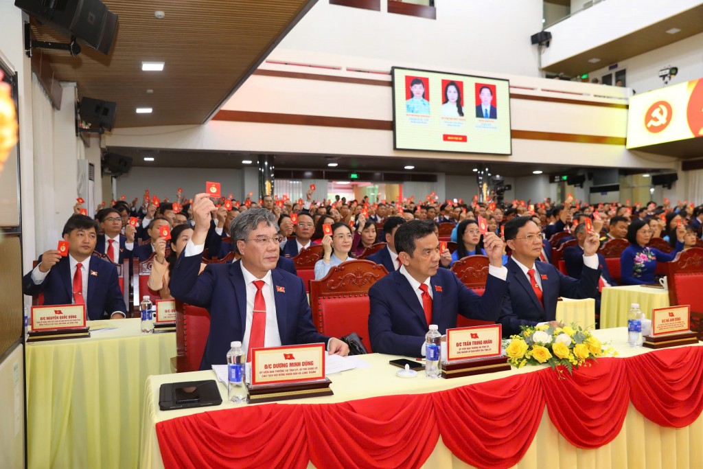 Các đại biểu biểu quyết tại đại hội Các đại biểu biểu quyết tại đại hội