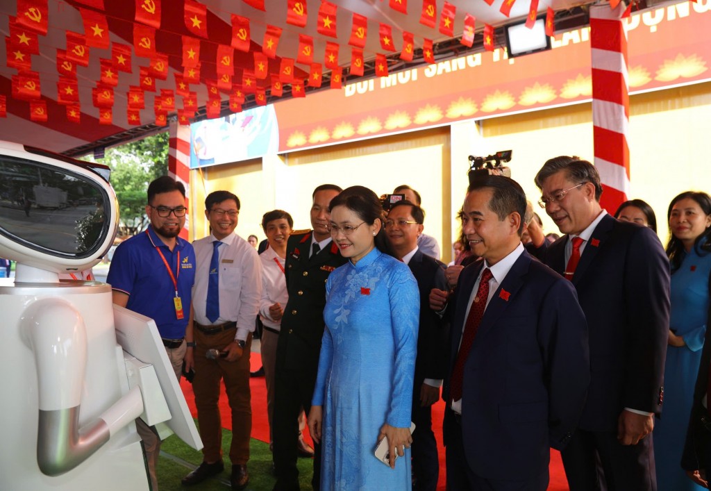 Các đại biểu robot để tương tác, trả lời, hỏi đáp thông tin đại hội với đại biểu Các đại biểu robot để tương tác, trả lời, hỏi đáp thông tin đại hội với đại biểu