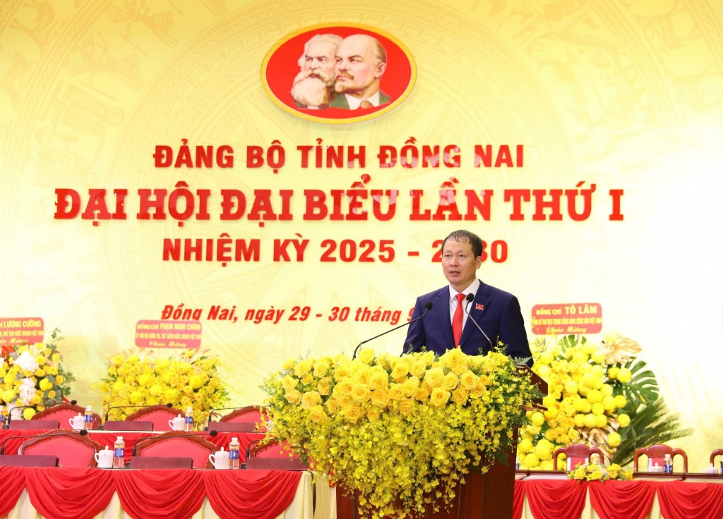 đồng chí Vũ Hồng Văn, Bí thư Tỉnh ủy, Trưởng đoàn Đại biểu Quốc hội tỉnh phát biểu tại đại hội đồng chí Vũ Hồng Văn, Bí thư Tỉnh ủy, Trưởng đoàn Đại biểu Quốc hội tỉnh phát biểu tại đại hội