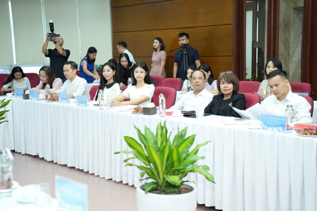 Các vị đại biểu tham dự chương trình 