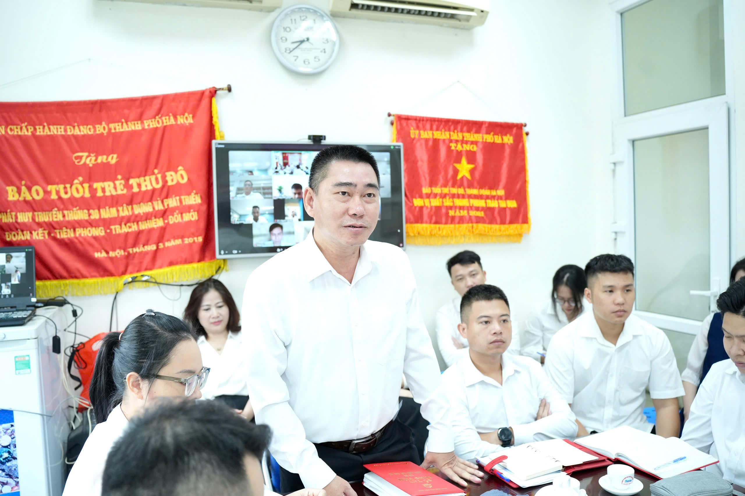 Đồng chí Vinh Quang phát biểu tham luận tại buổi sinh hoạt chuyên đề Đồng chí Vinh Quang phát biểu tham luận tại buổi sinh hoạt chuyên đề