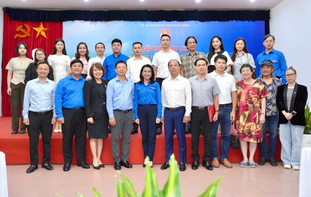 Các vị đại biểu chụp ảnh lưu niệm tại chương trình 