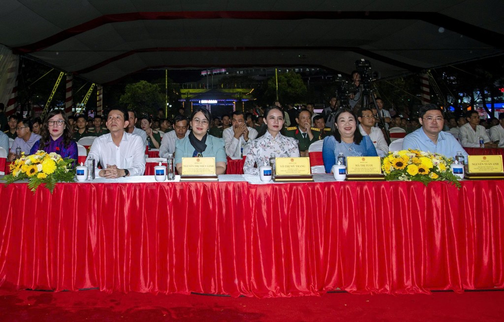 Lãnh đạo thành phố cùng đại biểu và đông đảo nhân dân dự khán chương trình