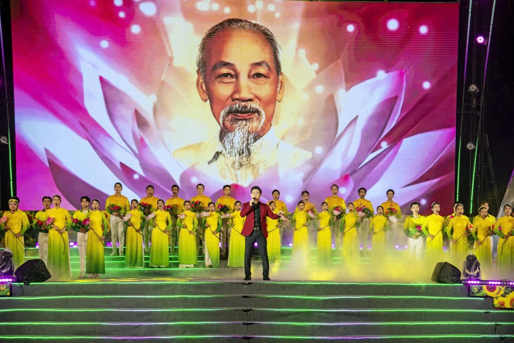 Tiết mục “Ngợi ca Hồ Chủ tịch” với phần lĩnh xướng của NSƯT Phạm Thế Vĩ và dàn hợp xướng