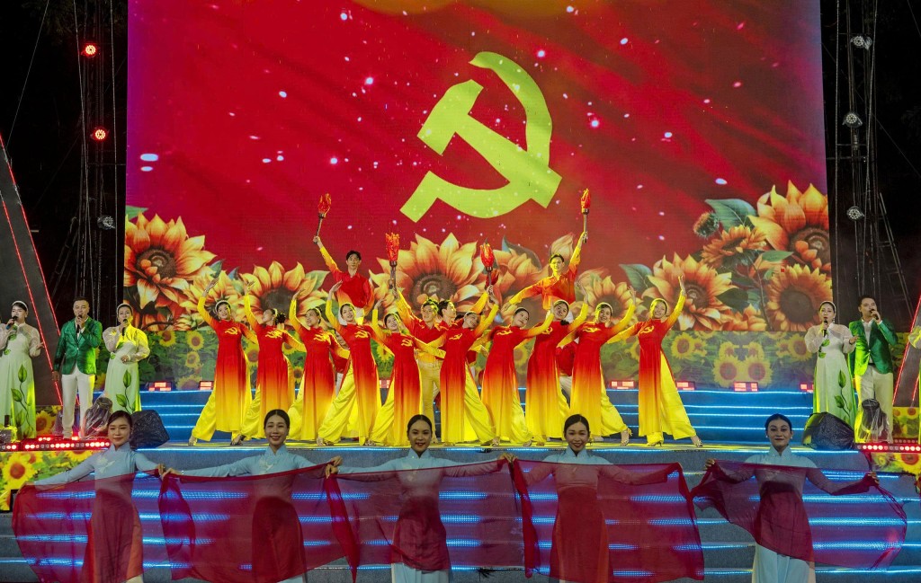 Chương trình được dàn dựng hoành tráng, với các tiết mục đặc sắc ca ngợi Đảng