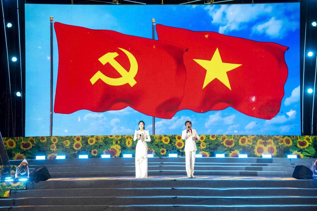 Tiết mục ca cổ “Việt Nam quê hương tôi” do NSƯT Hoàng Khanh và NSƯT Như Huỳnh thể hiện.