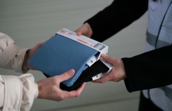 UNIQLO tiếp tục trao tặng hơn một triệu trang phục HEATTECH cho trẻ em, nạn nhân thiên tai và người tị nạn