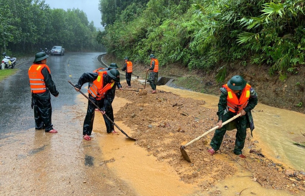 Thủ tướng chỉ đạo khẩn trương khắc phục hậu quả bão số 10 và mưa lũ