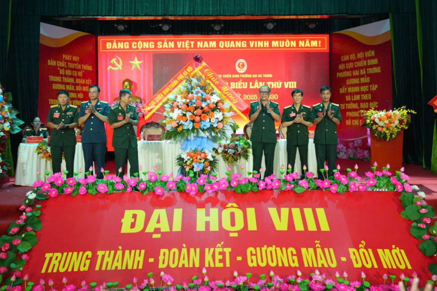 Đại diện Hội Cựu chiến binh thành phố Hà Nội tặng hoa chúc mừng Đại hội Đại diện Hội Cựu chiến binh thành phố Hà Nội tặng hoa chúc mừng Đại hội