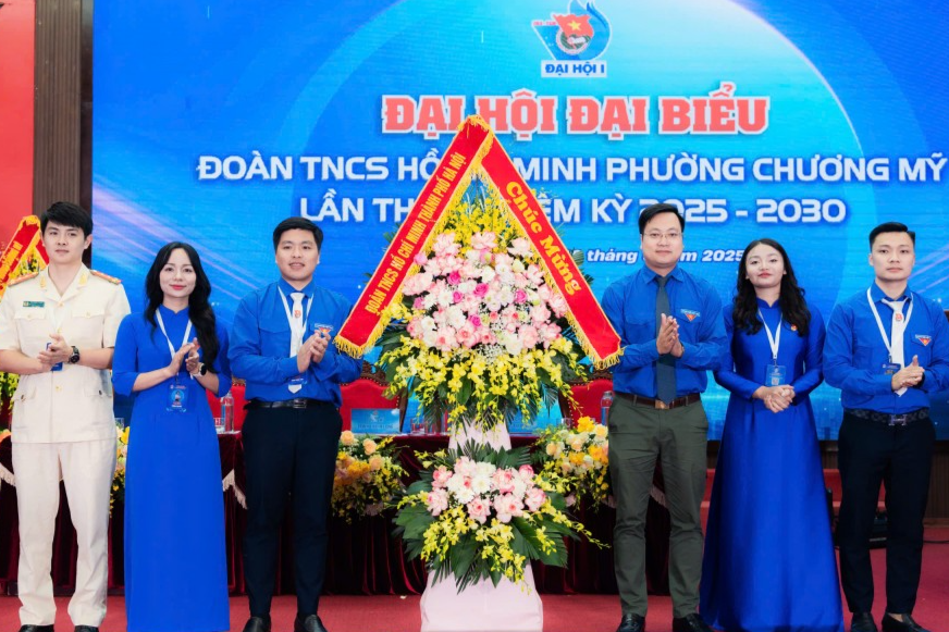 Đồng chí Trần Quang Hưng, Phó Bí thư Thành đoàn Hà Nội chúc mừng Đại hội