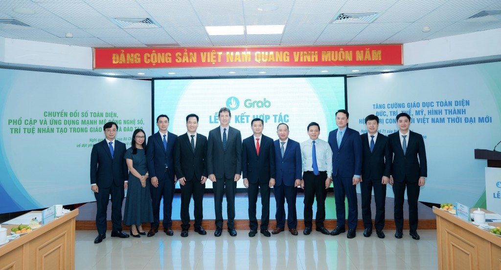 Đại diện Trung ương Hội Sinh viên Việt Nam và Grab Việt Nam tham dự buổi lễ kí kết
