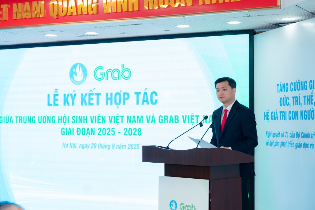 Đồng chí Nguyễn Minh Triết, Bí thư Trung ương Đoàn, Chủ tịch Hội Sinh viên Việt Nam phát biểu tại buổi lễ