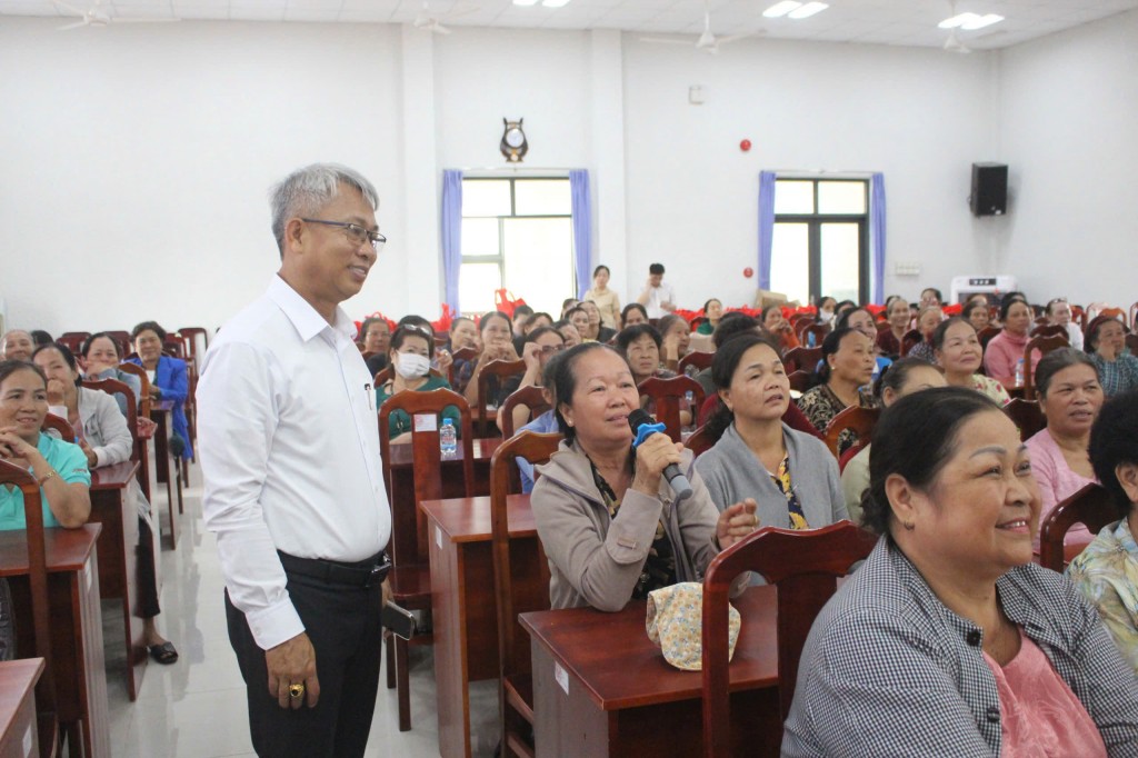 Phụ nữ xã Thống nhất sôi nổi tham gia chia sẻ kinh nghiệm và kiến thức về lựa chọn sản phẩm gia vị khi nấu ăn