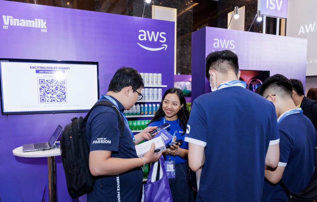 Gian hàng Vinamilk thu hút sự quan tâm của nhiều khách tham dự tại sự kiện AWS Cloud Day Việt Nam 2025 (Ảnh: AWS).