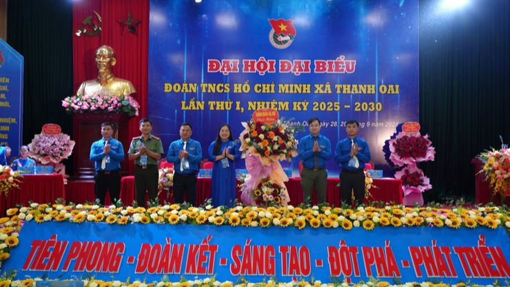 Phó Bí thư Thành đoàn Hà Nội Trần Quang Hưng tặng hoa chúc mừng Đại hội Phó Bí thư Thành đoàn Hà Nội Trần Quang Hưng tặng hoa chúc mừng Đại hội
