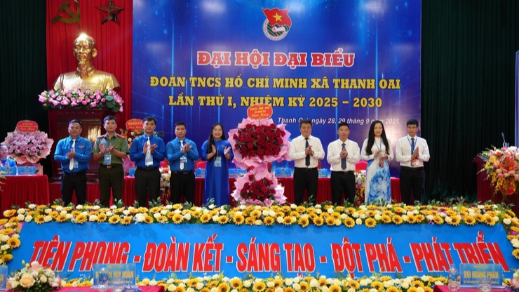 Đại hội đón nhận hoa chúc mừng từ lãnh đạo xã Thanh Oai Đại hội đón nhận hoa chúc mừng từ lãnh đạo xã Thanh Oai