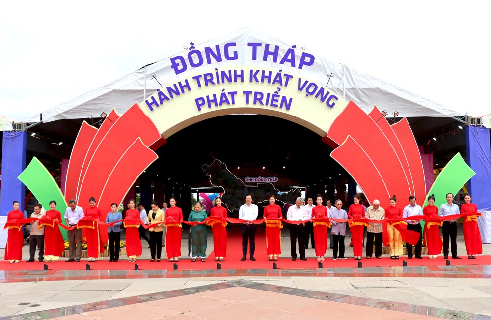 Cắt băng khai mạc Triển lãm “Đồng Tháp – Hành trình khát vọng phát triển” Cắt băng khai mạc Triển lãm “Đồng Tháp – Hành trình khát vọng phát triển”