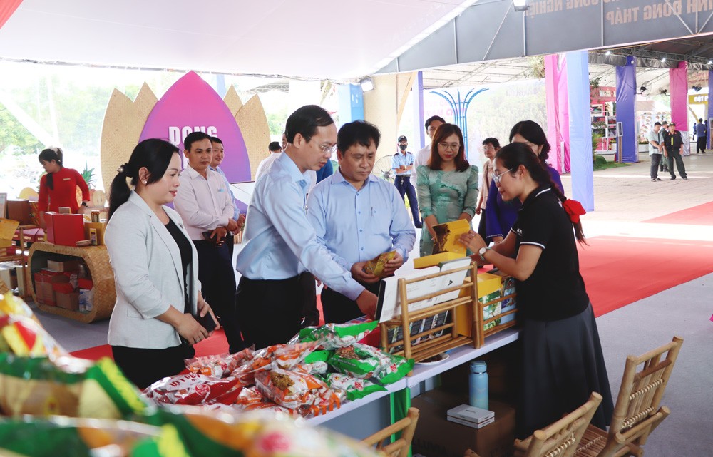 Chủ tịch UBND tỉnh Trần Trí Quang, Phó Chủ tịch UBND tỉnh Trần Văn Dũng và Giám đốc Sở Công Thương Võ Phương Thủy tham quan khu trưng bày sản phẩm OCOP, tiểu thủ công nghiệp. Chủ tịch UBND tỉnh Trần Trí Quang, Phó Chủ tịch UBND tỉnh Trần Văn Dũng và Giám đốc Sở Công Thương Võ Phương Thủy tham quan khu trưng bày sản phẩm OCOP, tiểu thủ công nghiệp.