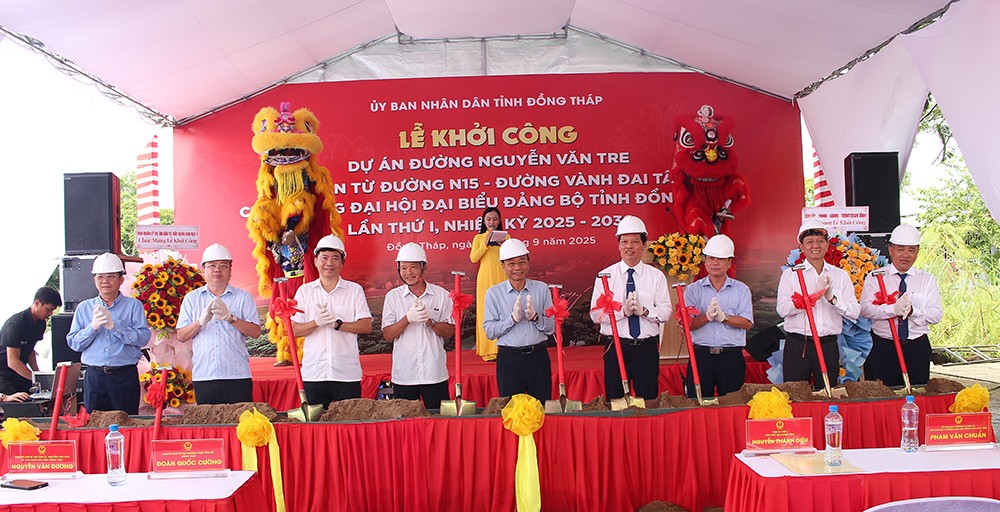 Các đại biểu thực hiện nghi thức khởi công Dự án Đường Nguyễn Văn Tre. Các đại biểu thực hiện nghi thức khởi công Dự án Đường Nguyễn Văn Tre.