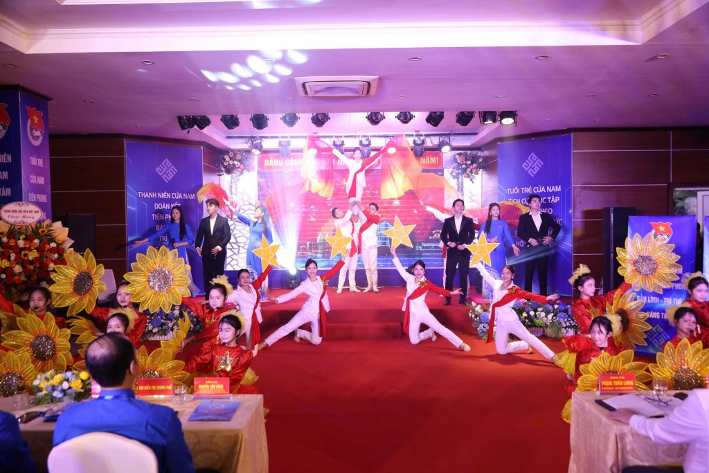 Tiết mục văn nghệ chào mừng Đại hội