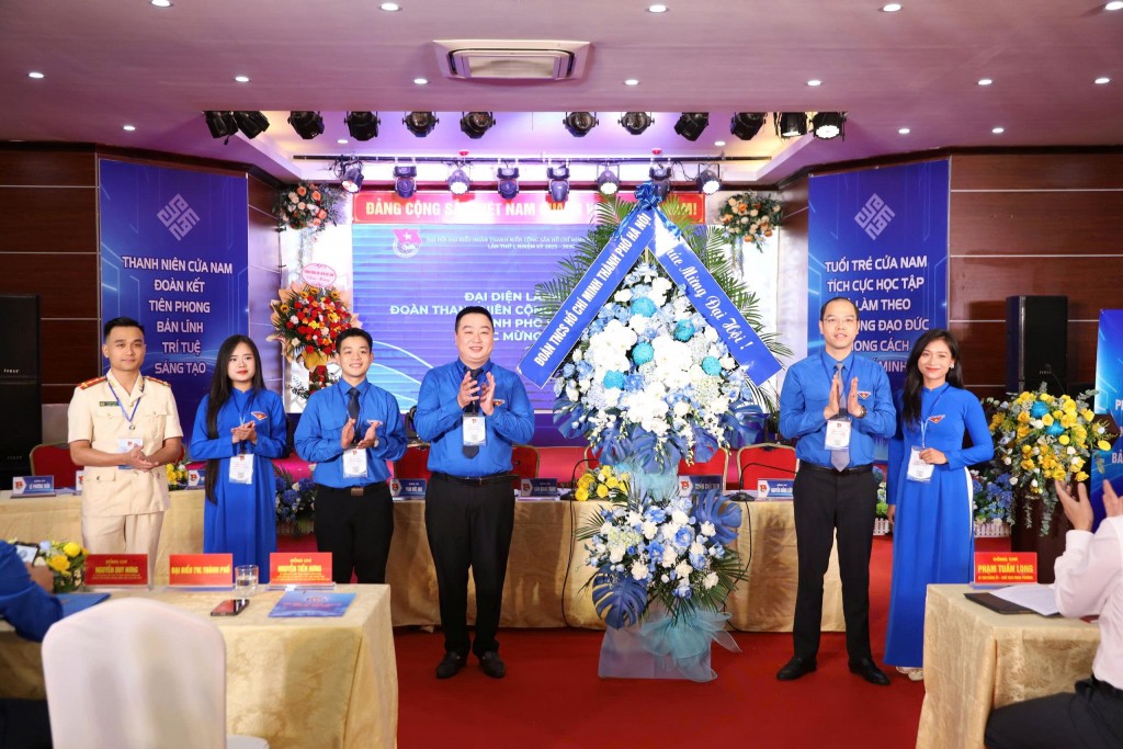 Phó Chủ tịch Ủy ban MTTQ Việt Nam TP Hà Nội, Bí thư Thành đoàn Hà Nội Nguyễn Tiến Hưng tặng hoa chúc mừng Đại hội
