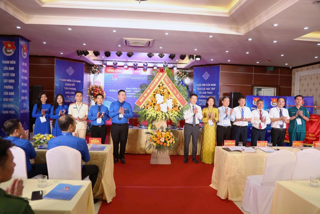Các đồng chí lãnh đạo Đảng uỷ, HĐND, UBND, Uỷ ban MTTQ Việt Nam phường Cửa Nam tặng hoa chúc mừng Đại hội