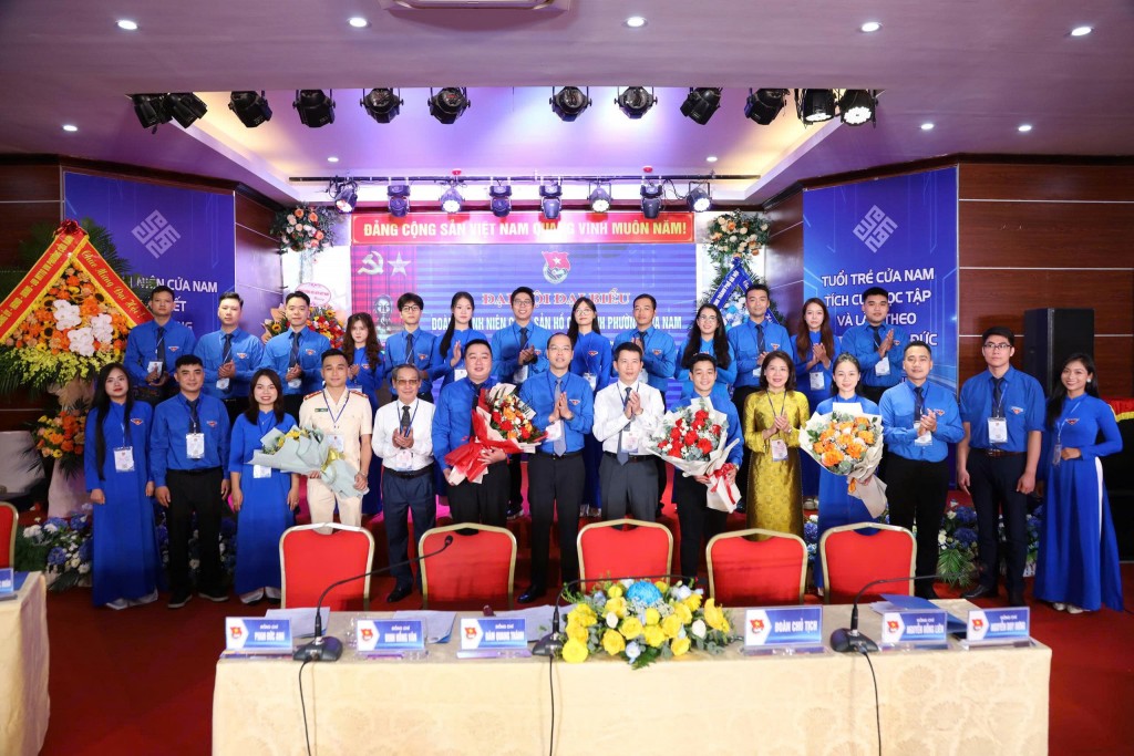 Các đồng chí lãnh đạo Thành đoàn Hà Nội, lãnh đạo phường Cửa Nam và các đại biểu chúc mừng Ban Chấp hành Đoàn phường khoá mới