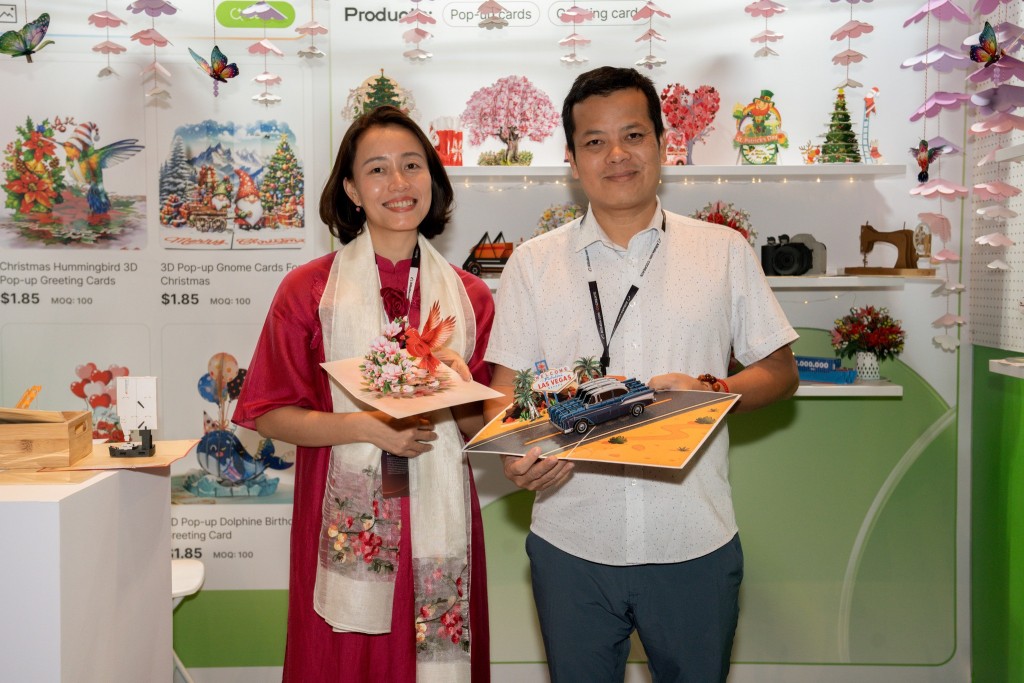 HMG Popup Paper giới thiệu các mẫu thiệp 3D pop-up đến khách tham quan.