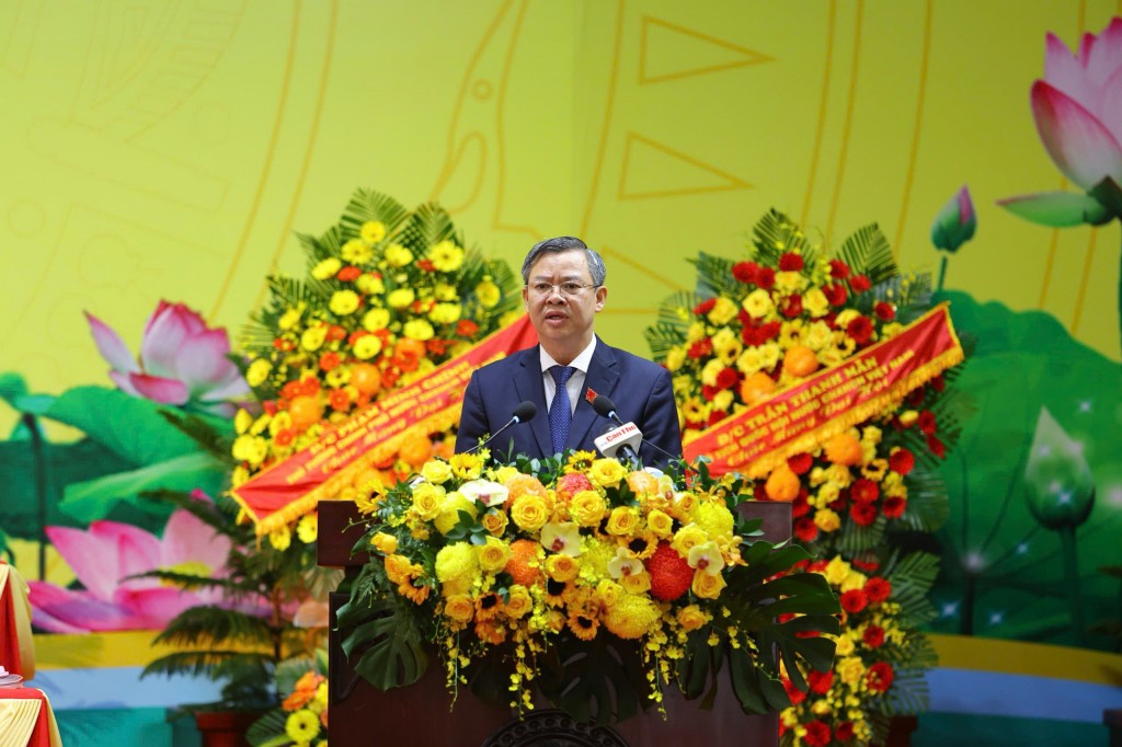 Phó Bí thư Thành ủy Trương Cảnh Tuyên điều hành nội dung biểu quyết các chỉ tiêu Nghị quyết Đại hội đại biểu Đảng bộ TP Cần Thơ lần thứ I, nhiệm kỳ 2025-2030