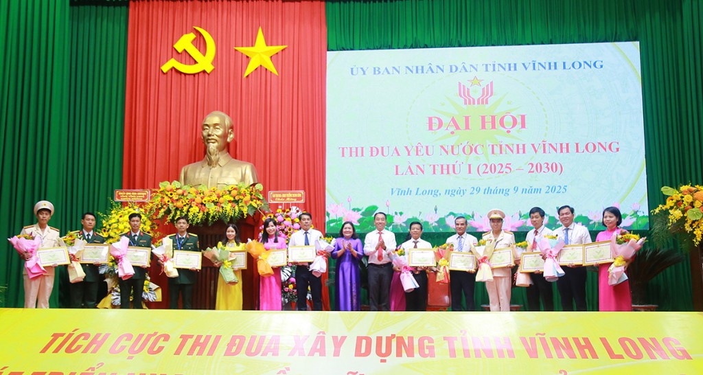 Đồng chí Hồ Thị Hoàng Yến- Phó Bí thư Thường trực Tỉnh ủy và đồng chí Lữ Quang Ngời- Phó Bí thư Tỉnh ủy, Chủ tịch UBND tỉnh, Chủ tịch Hội đồng Thi đua- Khen thưởng tỉnh trao bằng khen và tặng hoa cho các tập thể, cá nhân Đồng chí Hồ Thị Hoàng Yến- Phó Bí thư Thường trực Tỉnh ủy và đồng chí Lữ Quang Ngời- Phó Bí thư Tỉnh ủy, Chủ tịch UBND tỉnh, Chủ tịch Hội đồng Thi đua- Khen thưởng tỉnh trao bằng khen và tặng hoa cho các tập thể, cá nhân