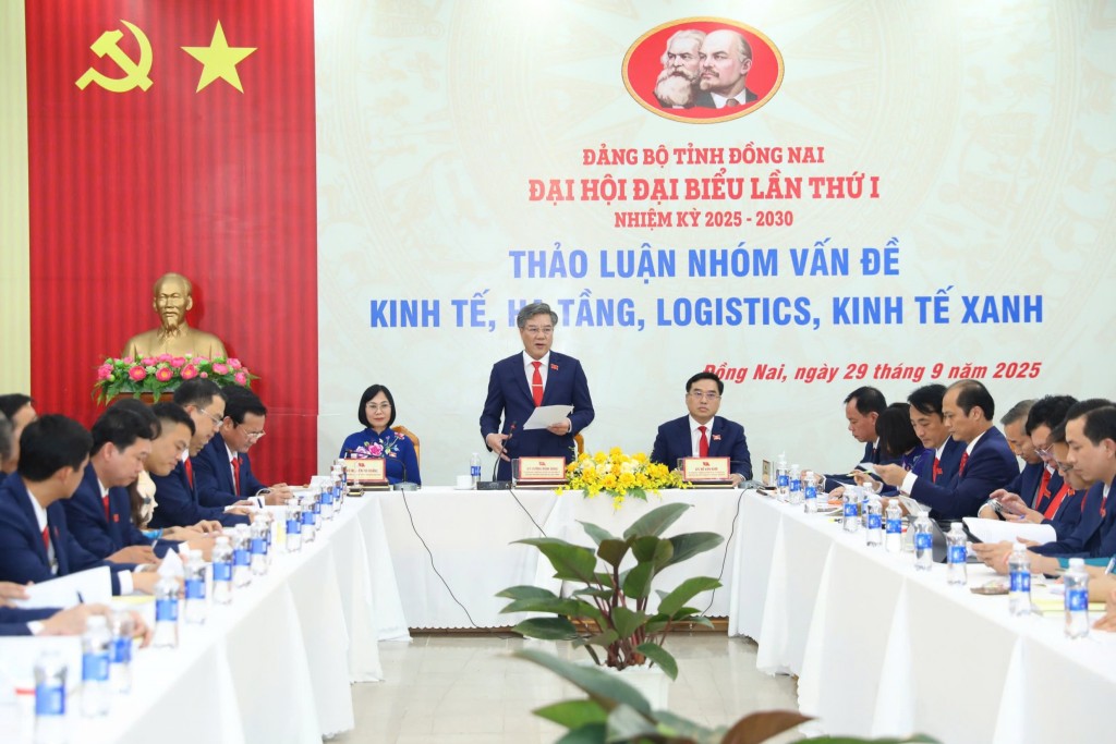 Ủy viên Ban Thường vụ Tỉnh ủy, Bí thư Đảng ủy, Chủ tịch HĐND xã Long Thành Dương Minh Dũng phát biểu tại Tổ thảo luận về chuyên đề Kinh tế, hạ tầng, logistics, kinh tế xanh. Ảnh: Huy Anh