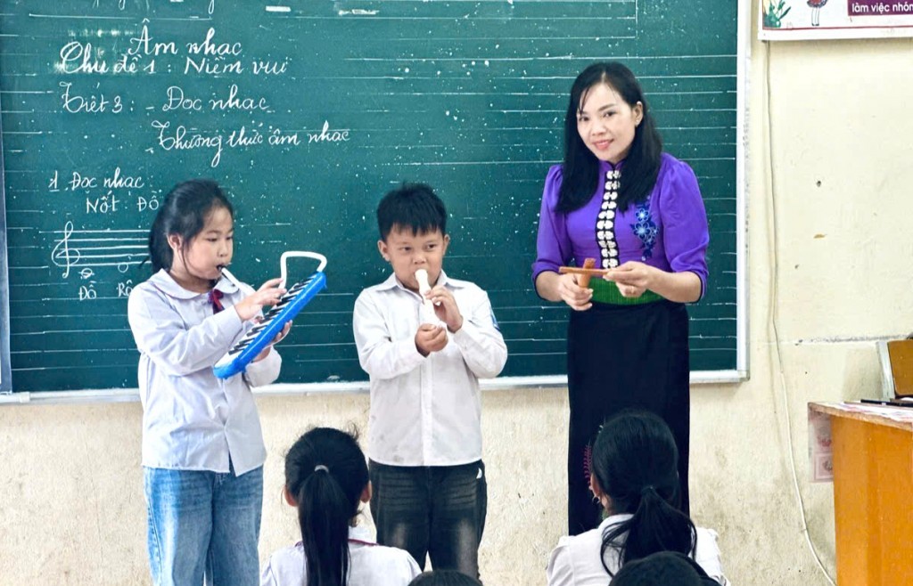 Những khúc nhạc từ trái tim cô giáo bản