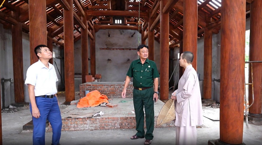 Ban Giám sát đầu tư cộng đồng cùng đại diện Nhà chùa kiểm tra tiến độ, chất lượng công trình sửa chữa chùa Linh Sơn