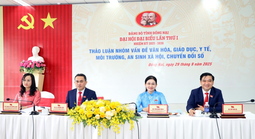 Ủy viên dự khuyết Trung ương Đảng, Phó Bí thư Thường trực Tỉnh ủy, Chủ tịch HĐND tỉnh Đồng Nai Tôn Ngọc Hạnh cùng các đại biểu thảo luận