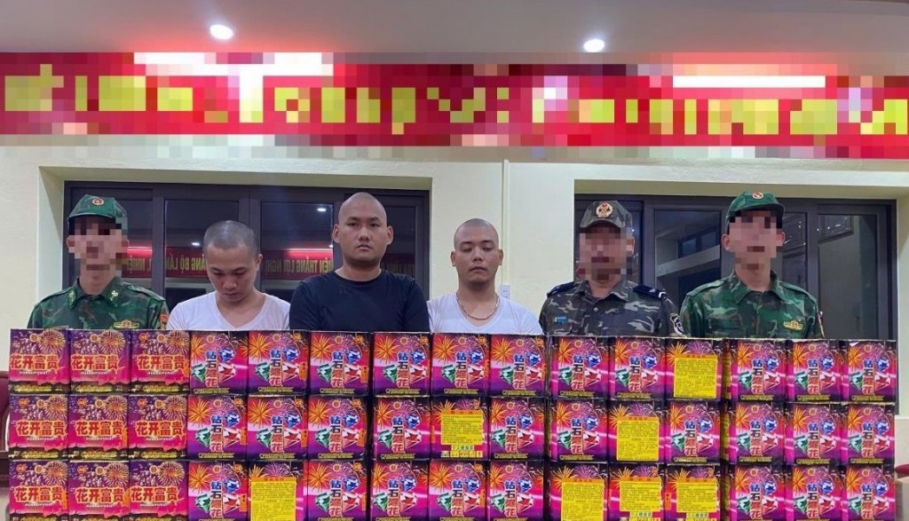 Bắt quả tang 3 đối tượng vận chuyển trái phép hơn 1 tạ pháo