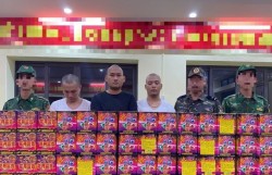 Bắt quả tang 3 đối tượng vận chuyển trái phép hơn 1 tạ pháo