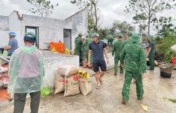 Đồn Biên phòng Quảng Đức giúp dân khắc phục thiệt hại do giông lốc