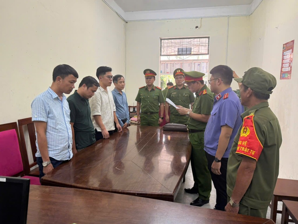 Đà Nẵng: Khởi tố 4 bị can trong vụ đấu giá quyền khai thác khoáng sản Đà Nẵng: Khởi tố 4 bị can trong vụ đấu giá quyền khai thác khoáng sản