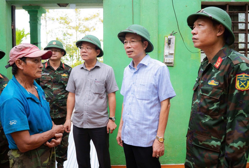 Lãnh đạo TP Huế đề nghị địa phương khẩn trương hỗ trợ sửa chữa nhà cửa, đảm bảo chỗ ở an toàn cho người dân