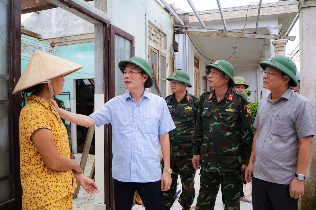 Phó Chủ tịch UBND thành phố Huế Phan Quý Phương thăm hỏi, động viên người dân