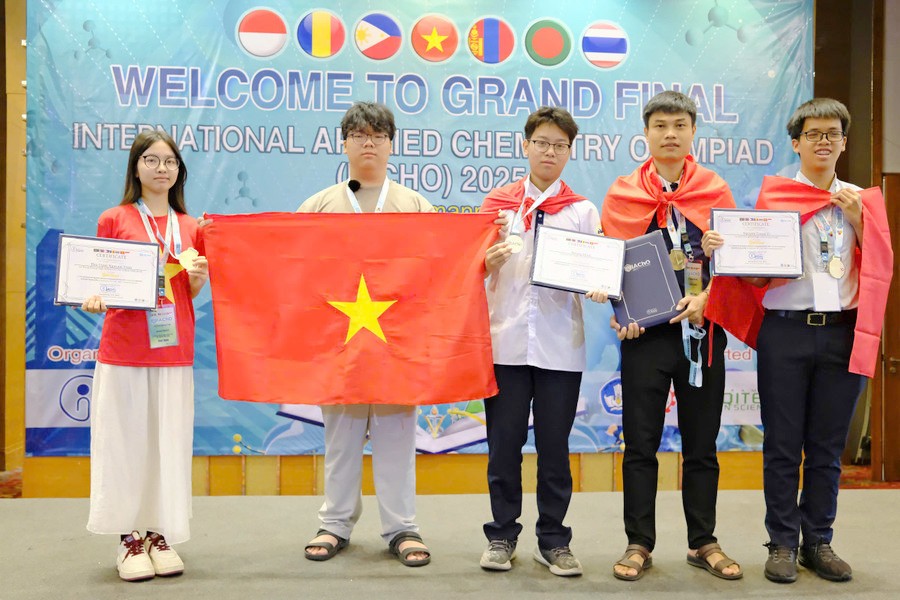 Các thí sinh Việt Nam trong lễ bế mạc và trao giải Các thí sinh Việt Nam trong lễ bế mạc và trao giải