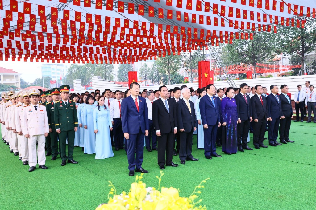 Sáng 30-9, Đoàn đại biểu dự Đại hội đại biểu Đảng bộ tỉnh Đồng Nai lần thứ I, nhiệm kỳ 2025-2030 do đồng chí Phan Đình Trạc, Ủy viên Bộ Chính trị, Bí thư Trung ương Đảng, Trưởng ban Nội chính Trung ương làm trưởng đoàn đã dâng hương, dâng hoa báo công với Chủ tịch Hồ Chí Minh, Đại tướng Võ Nguyên Giáp và Anh hùng liệt sĩ Võ Thị Sáu tại Đền thờ trong khuôn viên Tỉnh ủy Đồng Nai. Sáng 30-9, Đoàn đại biểu dự Đại hội đại biểu Đảng bộ tỉnh Đồng Nai lần thứ I, nhiệm kỳ 2025-2030 do đồng chí Phan Đình Trạc, Ủy viên Bộ Chính trị, Bí thư Trung ương Đảng, Trưởng ban Nội chính Trung ương làm trưởng đoàn đã dâng hương, dâng hoa báo công với Chủ tịch Hồ Chí Minh, Đại tướng Võ Nguyên Giáp và Anh hùng liệt sĩ Võ Thị Sáu tại Đền thờ trong khuôn viên Tỉnh ủy Đồng Nai.