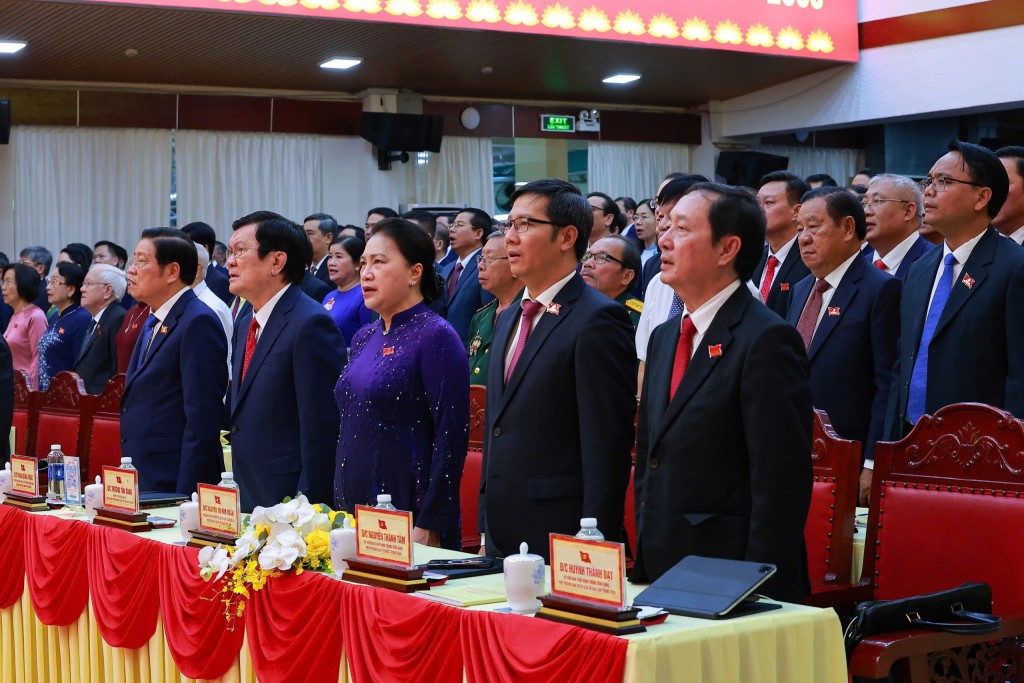 Các đại biểu thực hiện nghi thức chào cờ Các đại biểu thực hiện nghi thức chào cờ