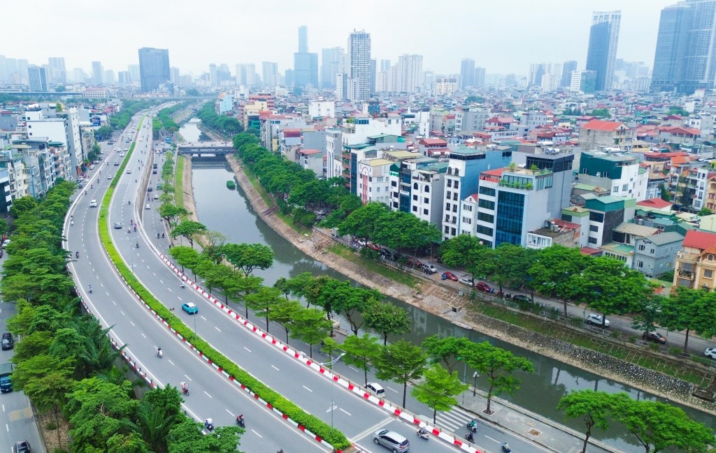 Cảnh quan sông Tô Lịch đang dần thay đổi tích cực, đặc biệt là khu vực đã được nạo vét bùn và các đơn vị thi công 1 số hạng mục (Ảnh Thành Phương - TTXVN)