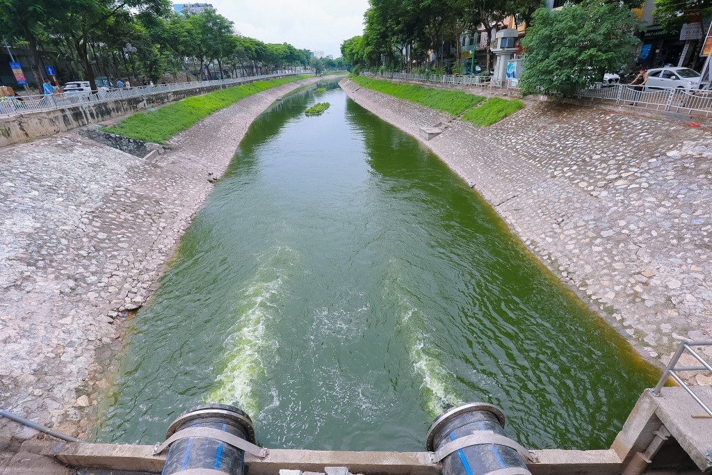 Hai ống HDPE song song, đường kính D1200 (1,2m), dài khoảng 1,5km, dẫn nước Hồ Tây vào sông Tô Lịch (Ảnh Lê Đông - TTXVN)