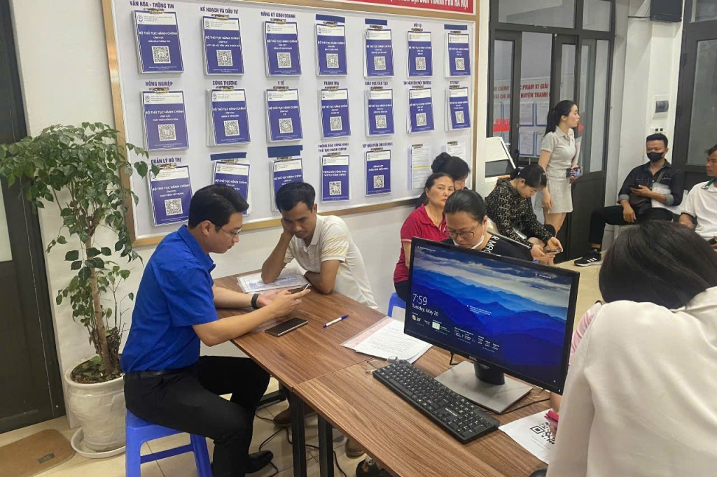 Thanh niên hỗ trợ người dân chuyển đổi số tại Trung tâm phục vụ hành